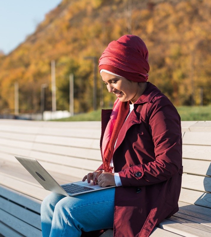 arab woman freelancer working on laptop at public 2023 11 27 05 18 29 utc 3.jpg
